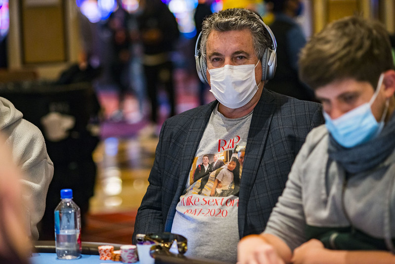 Lloyd Mandel found a unique way to honor his friend, Mike Sexton at the WPT Five Diamond World Poker Classic at The Bellagio. (Joe Giron photo)